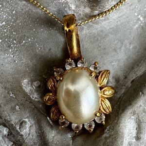 Elegant Gold Pendant Necklace